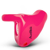 Une aide auditive intra-auriculaire rose vif, marquée du logo ’Audika’, posée sur un fond blanc neutre. Compacte, elle illustre des solutions modernes pour tests auditifs et soins auditifs.