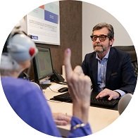 Test auditif réalisé par un audioprothésiste avec une patiente portant un casque.