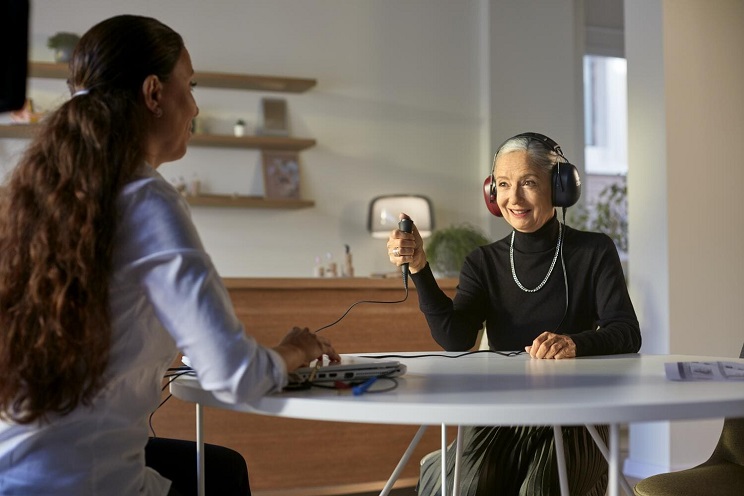 Femme subissant un test auditif avec un spécialiste de l’audition