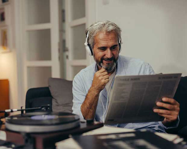 Un homme avec un vinyle dans les mains écoute de la musique