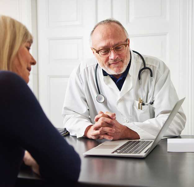 Un audioprothésiste regarde les résultats de son patient sur un ordinateur