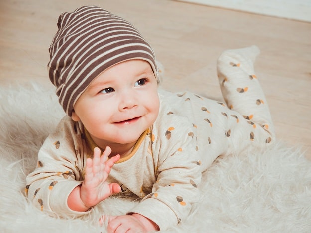 Un bébé doit réaliser un test auditif