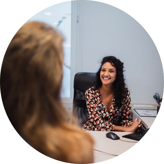 Entretien avec une professionnelle dans un centre auditif Audika.