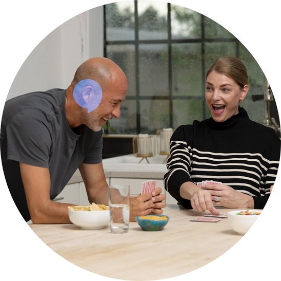 Homme et femme discutent dans une cuisine