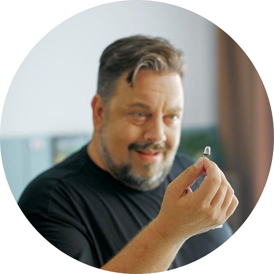 Un homme porte des appareils auditifs intra-auriculaires de classe 1