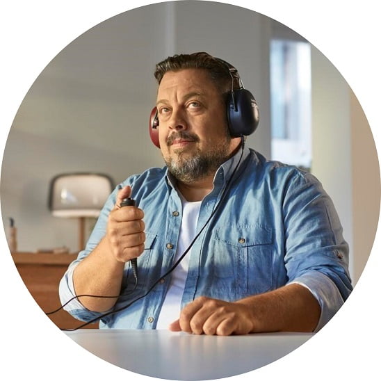 Personne effectuant un test auditif avec un casque audio dans un centre de soins auditifs.