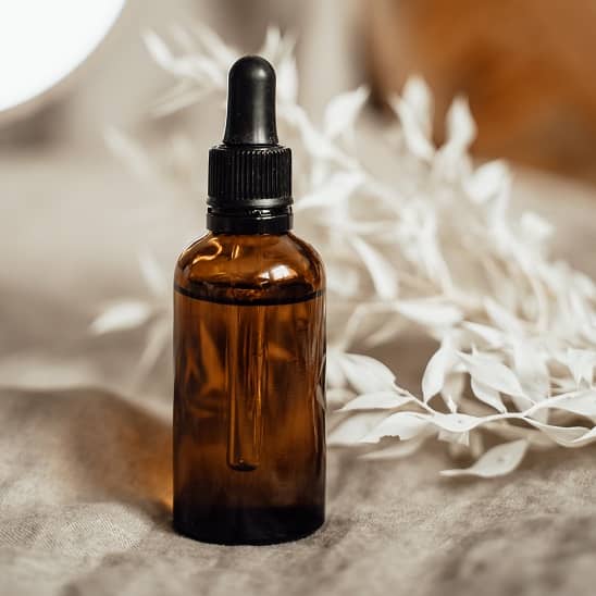 Flacon en verre ambré avec compte-gouttes, utilisé pour les huiles essentielles et le nettoyage auditif en toute sécurité.