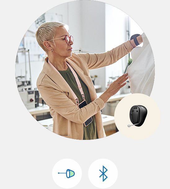 Appareils auditifs invisibles Audika avec connectivité Bluetooth adaptées à un environnement professionnel.