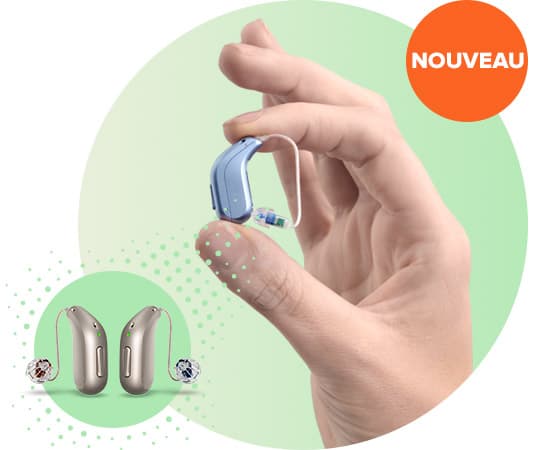 Appareil auditif Audika Blink bleu clair tenu entre les doigts, avec un badge 'NOUVEAU' et deux appareils auditifs argentés en arrière-plan.