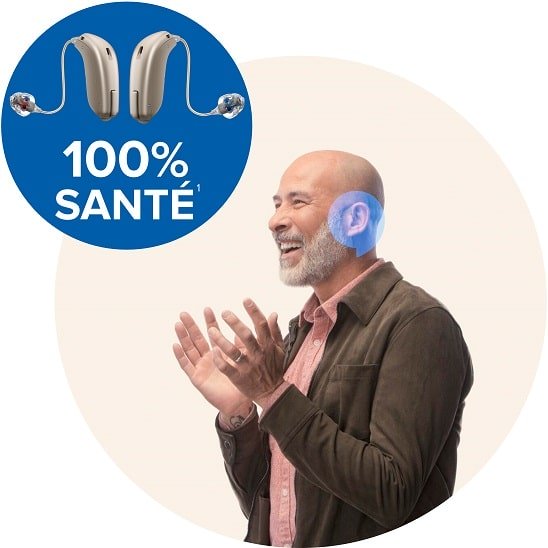 Un homme ravi applaudissant à côté d’une offre 100 % santé pour des appareils auditifs