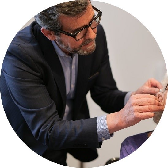 Un audioprothésiste soigne l'audition d'un patient