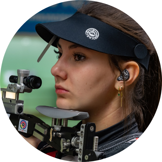 Une jeune femme qui porte des protections auditives sur-mesure