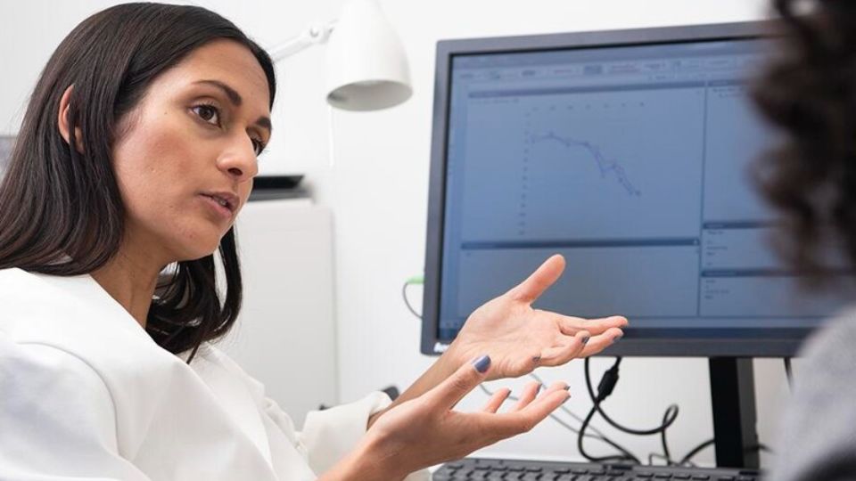 Grafico audiologico mostrato su schermo durante una consulenza medica sulla salute dell’udito.