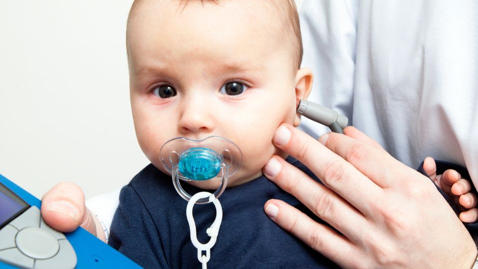Bambino che fa test audiometrico neonatale