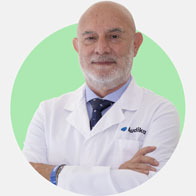 Marco Arcari, audioprotesista con camice bianco e cravatta, su sfondo verde.