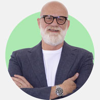 Romolo Pelliccione, professionista della cura dell'udito, in posa con braccia conserte.