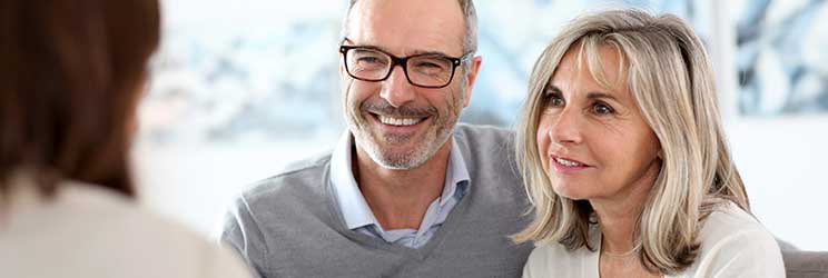 Uomo e donna fanno una consulenza da un audioprotesista.