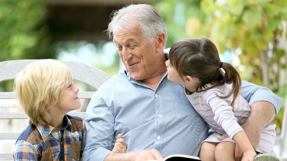 Nonno e nipoti che parlano