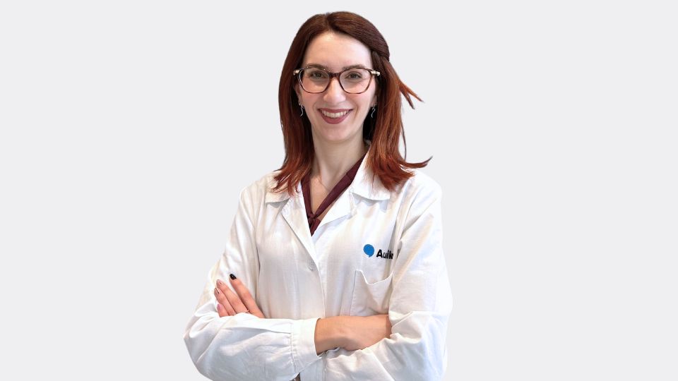 Audioprotesista Audika Simona Pucillo con camice bianco