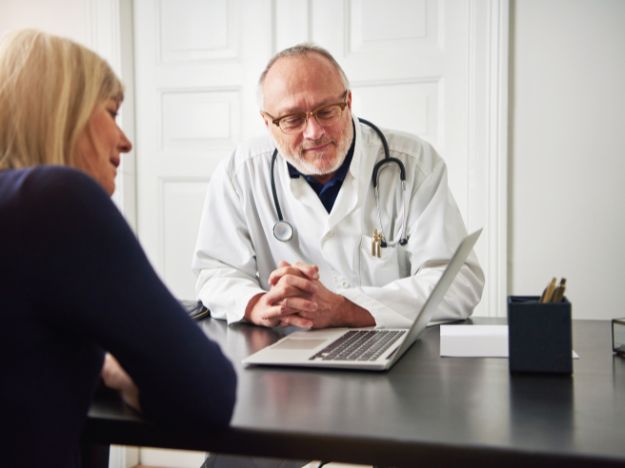 Incontro tra medico e paziente in centro acustico.