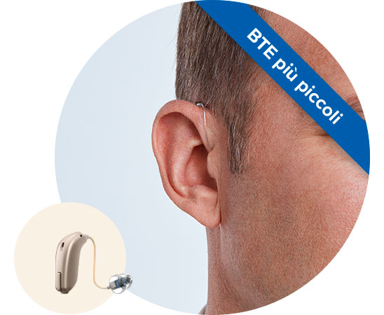 Un uomo indossa un apparecchio acustico retroauricolare discreto con design moderno. In alto a destra, un'etichetta blu mostra il testo: 'BTE più piccoli'. Sfondo chiaro e minimale.