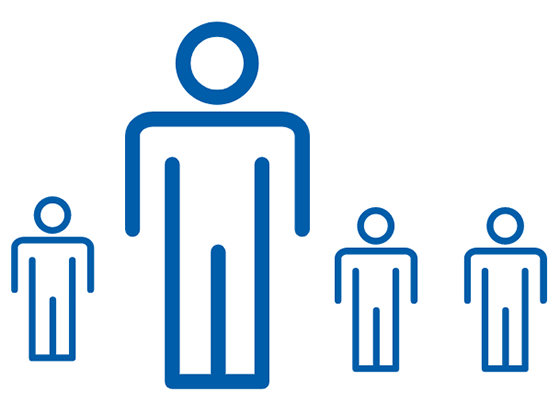 Icona stilizzata in blu che raffigura quattro figure umane: una centrale più grande e tre più piccole ai lati, su sfondo bianco. 