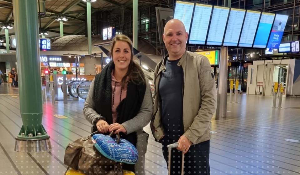 Audika Stars 2022 op een treinstation met koffers en reisinformatie-schermen op de achtergrond.