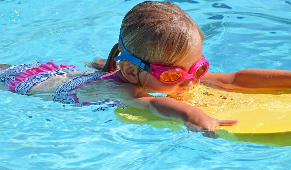 de beste waterdichte zwemoordoppen voor kinderen tijdens het zwemmen