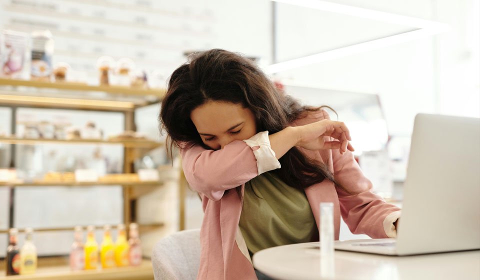 Last van verkoudheid en verstopte oren tijdens het werken op een laptop