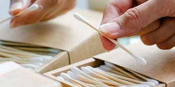 Mag ik wattenstaafjes gebruiken in een oor