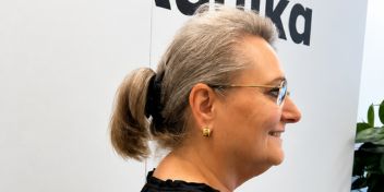 De zijkant van Henny haar gezicht, waarbij je ziet dat ze de Oticon Zeal in heeft
