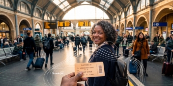 Een mevrouw die op een station staat en een hoortoestel met AI in heeft