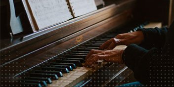 Piano laten stemmen in het bos 