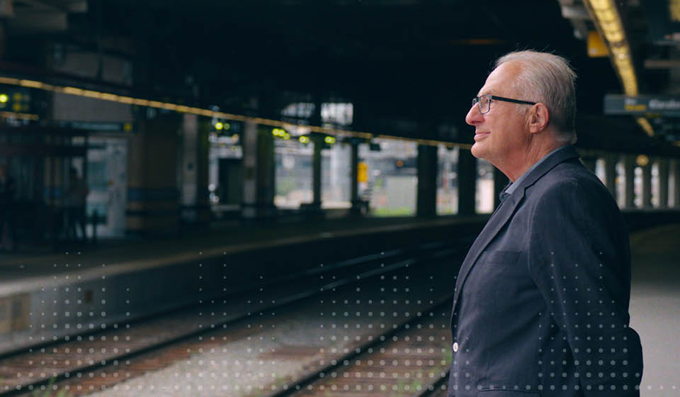 Onzichtbare hoortoestellen voor senioren op een treinstation