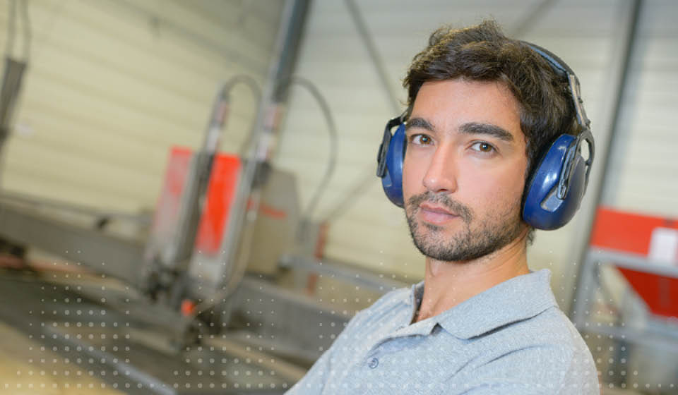 Man kiest voor gehoorbescherming op het werk om gehoorschade en een toekomstig hoortoestel te voorkomen.