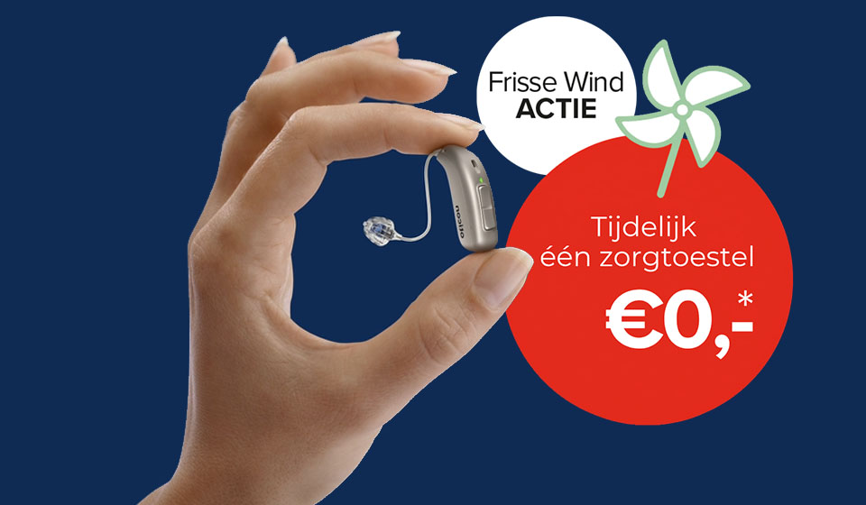 Afbeelding van een hand die een hoortoestel vast heeft en een actiecirkel met de Frisse Wind actie