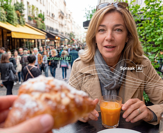 Een vrouw op het terras die de Oticon Reveal draagt