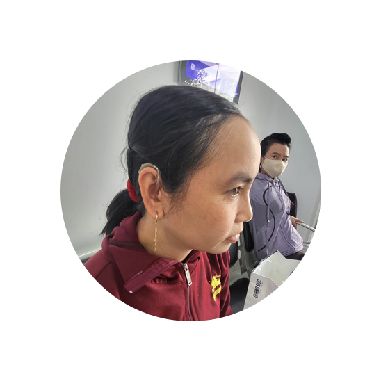hoortoestel gedragen door een jonge vrouw in Vietnam