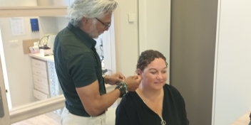 Rianne die bij een Audika vestiging haar Oticon Zeal in krijgt