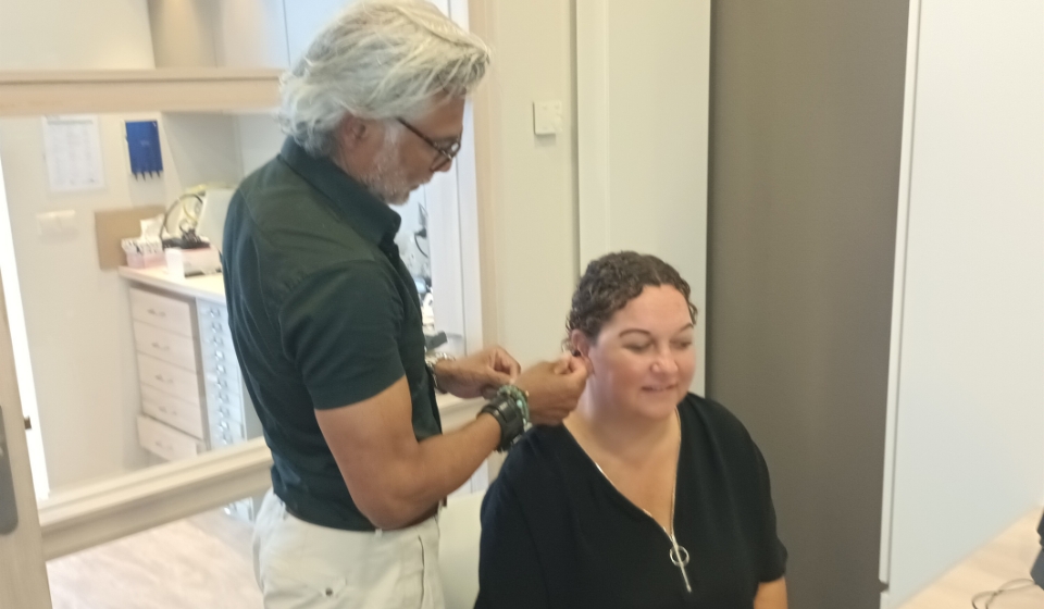 Rianne die bij een Audika vestiging haar Oticon Zeal in krijgt