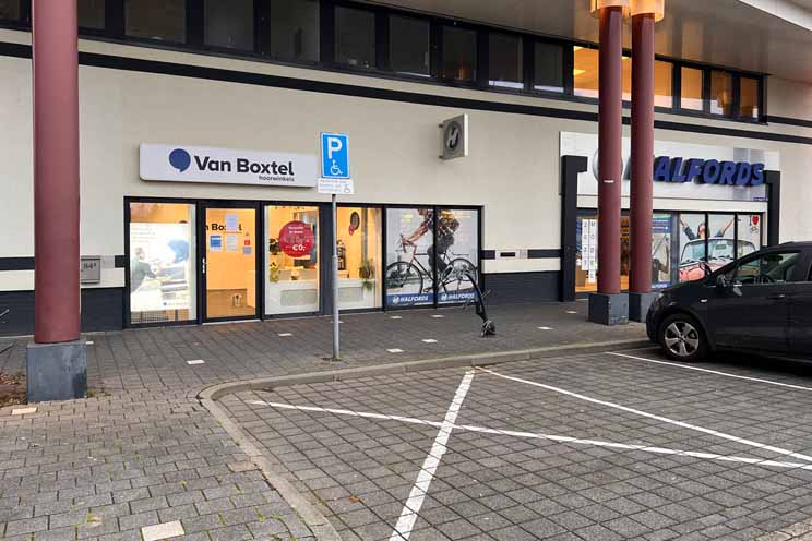 Audika hoorwinkels filiaal in Eindhoven met parkeerplaatsen voor de ingang