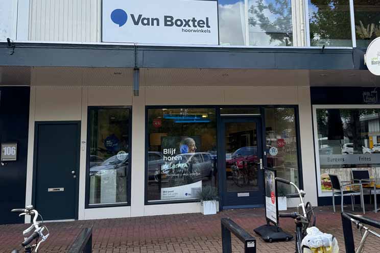 Audika hoorwinkels locatie Emmeloord gevel met etalage en zicht op winkelentree