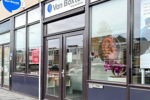 Audika hoorwinkels gevel in Meppel met glazen etalage en zicht op de binnenruimte.