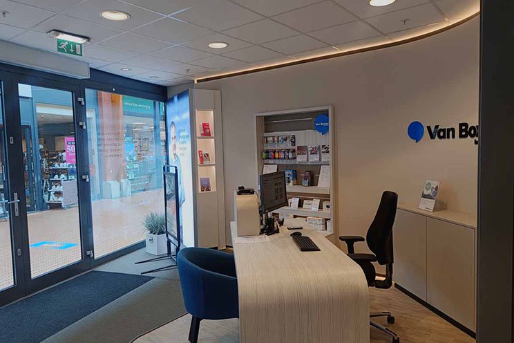 Hoorzorgpraktijk van Audika in Venlo met balie en informatiebrochures.