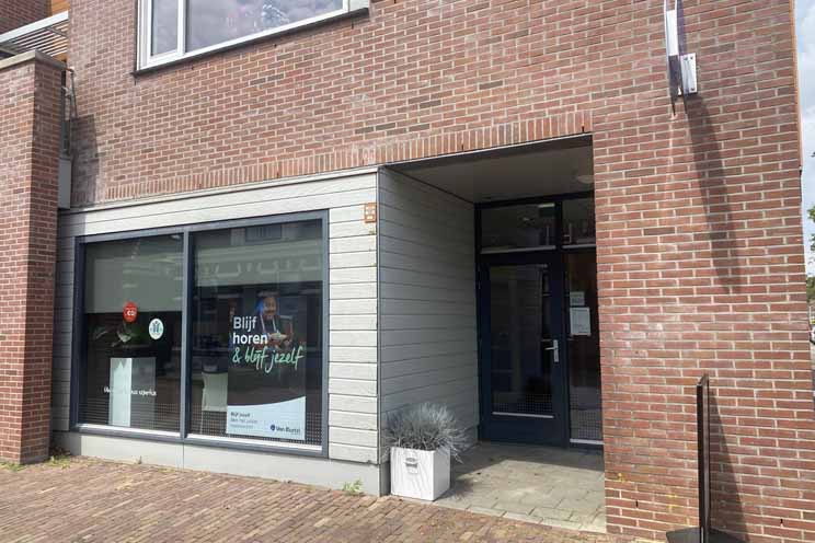 Audicienspraktijk in Wolvega met etalage en ingang van het pand.