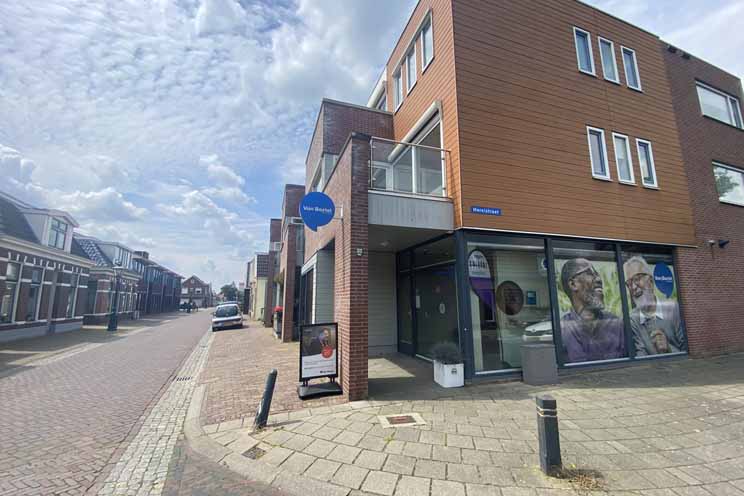 Hoorzorgpraktijk in Wolvega met winkelgevel en straatzicht