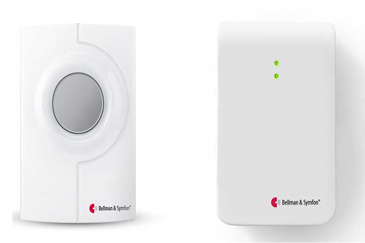 Twee witte apparaten van Bellman & Symfon; links een draadloze deurbelzender met ronde knop, rechts een ontvanger met twee groene LED-indicatoren. Ideaal voor gehoorhulpmiddelen en gehoorondersteuning.