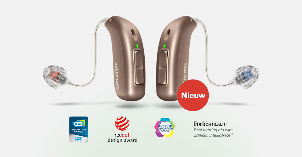 Twee moderne Oticon-hoortoestellen met een discrete bruin-metallic afwerking en draadjes met oorstukjes, bekroond met CES 2021, Red Dot Design Award en MedTech Breakthrough Awards. Label: 'Nieuw'.