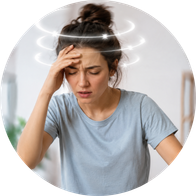 Een jonge vrouw houdt haar hand tegen haar voorhoofd. Ze heeft haar ogen gesloten en oogt duizelig en onwel. Rond haar hoofd zijn lichte, draaiende cirkelvormige lijnen zichtbaar die duizeligheid of evenwichtsproblemen symboliseren. De achtergrond is zacht en onscherp.