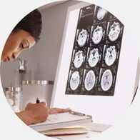 Een arts die de resultaten van een MRI-scan doorneemt
